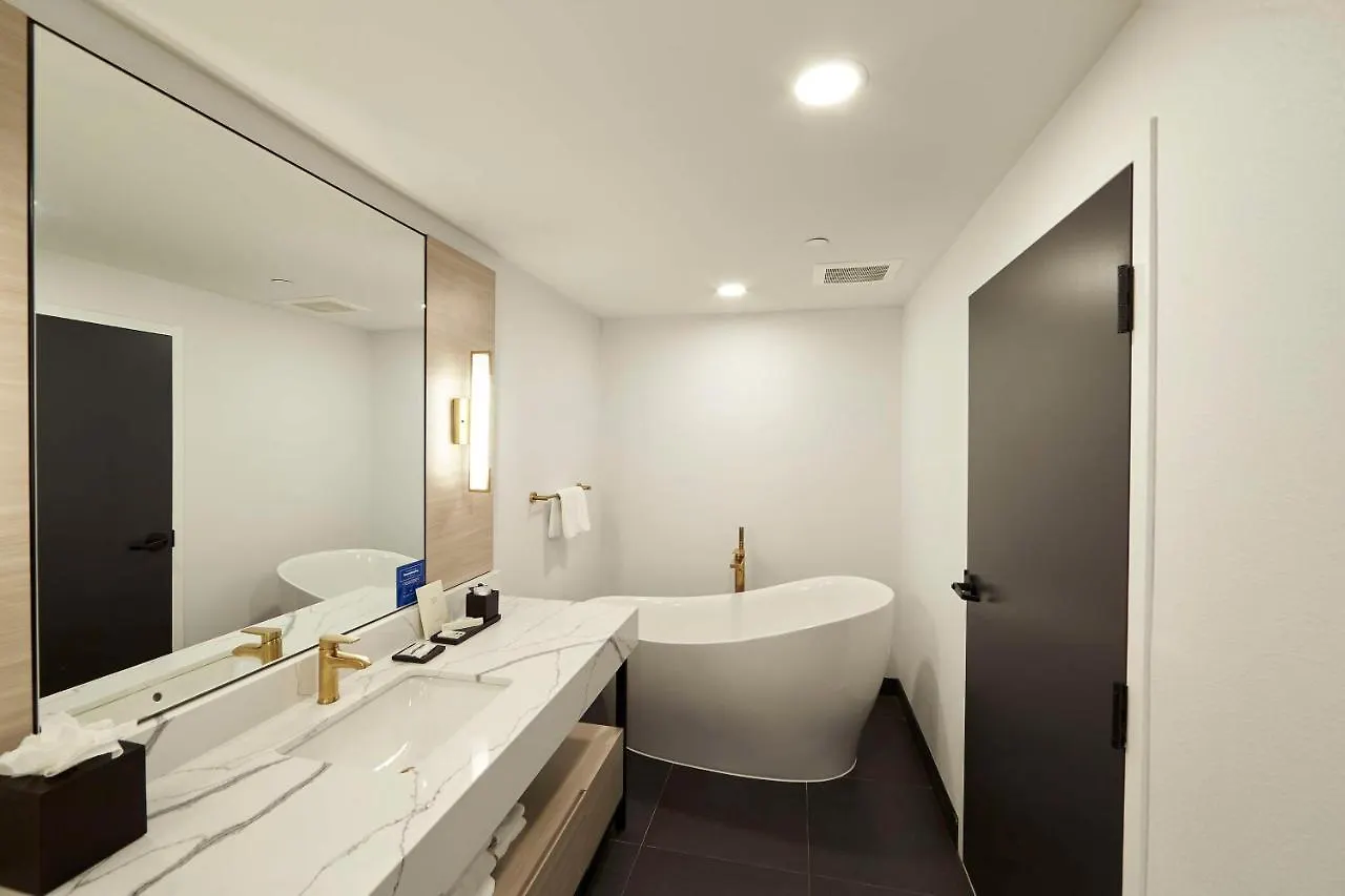 Bloom Mississauga, Tapestry Collection By Hilton Hotel 4*, Mississauga Canada