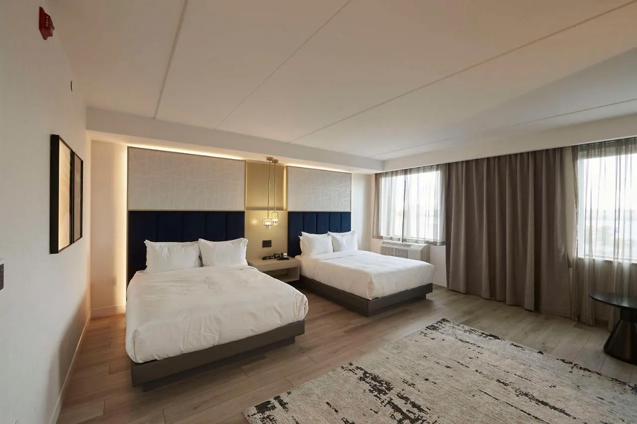 Bloom Mississauga, Tapestry Collection By Hilton Hotel 4*, Mississauga Canada
